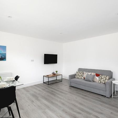 Cozy Apartments With King Size Beds Near Enfield Town & Chase Farm Train Stations With Wifi And Parking מראה חיצוני תמונה