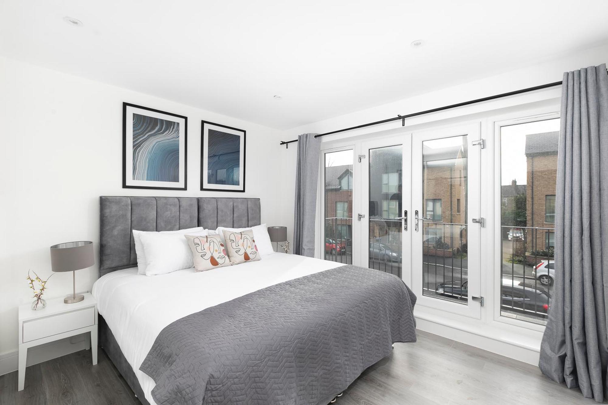 Cozy Apartments With King Size Beds Near Enfield Town & Chase Farm Train Stations With Wifi And Parking מראה חיצוני תמונה